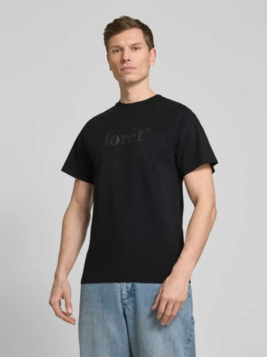 Zdjęcie produktu T-shirt z nadrukiem z logo model ‘AMBER’ Forét Czarny