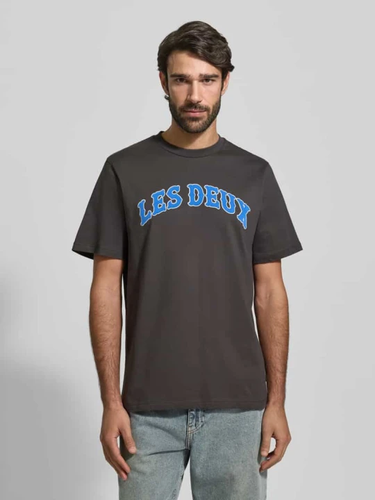 Zdjęcie produktu T-shirt z nadrukiem z logo Model „Brady” Les Deux Ciemnoszary