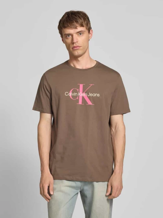 Zdjęcie produktu T-shirt z nadrukiem z logo model ‘HERO’ Calvin Klein Jeans Jasnobrązowy