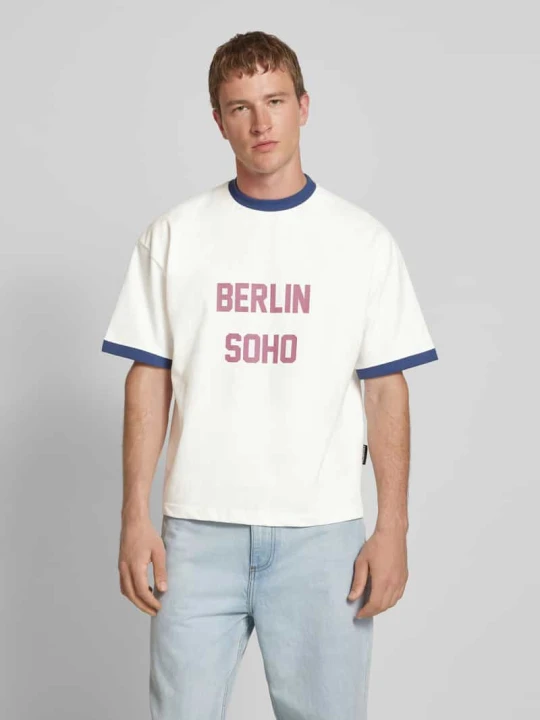 Zdjęcie produktu T-shirt z nadrukiem z logo model ‘SoHo’ PROHIBITED Złamany biały