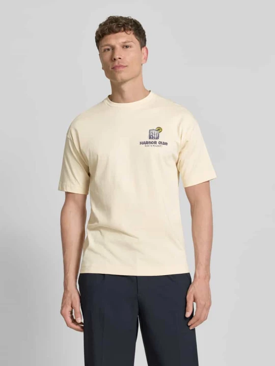 Zdjęcie produktu t-shirt z nadrukiem z motywem i okrągłym dekoltem Drykorn Piaskowy