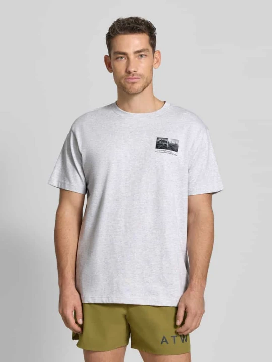 Zdjęcie produktu t-shirt z nadrukiem z motywem i okrągłym dekoltem Halo Jasnoszary