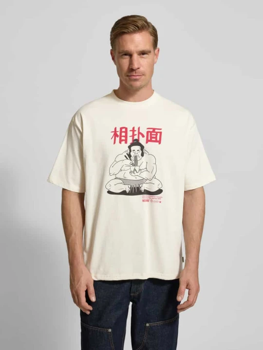 Zdjęcie produktu T-shirt z nadrukiem z motywem model ‘Baine’ Woodbird Złamany biały
