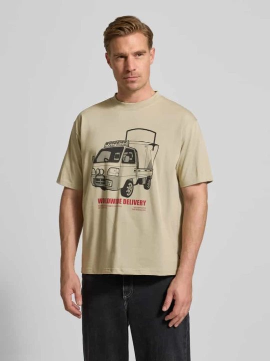 Zdjęcie produktu T-shirt z nadrukiem z motywem model ‘Baine’ Woodbird Kamienny