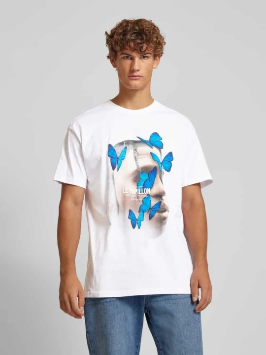 Zdjęcie produktu T-shirt z nadrukiem z motywem model ‘LE PAPILLON’ Mister Tee Biały