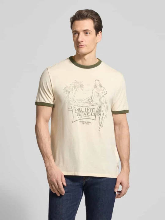 Zdjęcie produktu T-shirt z nadrukiem z motywem Model 'NO PLAN TO LEAVE' Guess Złamany biały