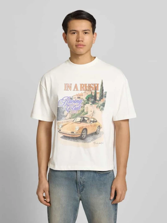 Zdjęcie produktu t-shirt z nadrukiem z motywem model 'Speeding' PROHIBITED Złamany biały