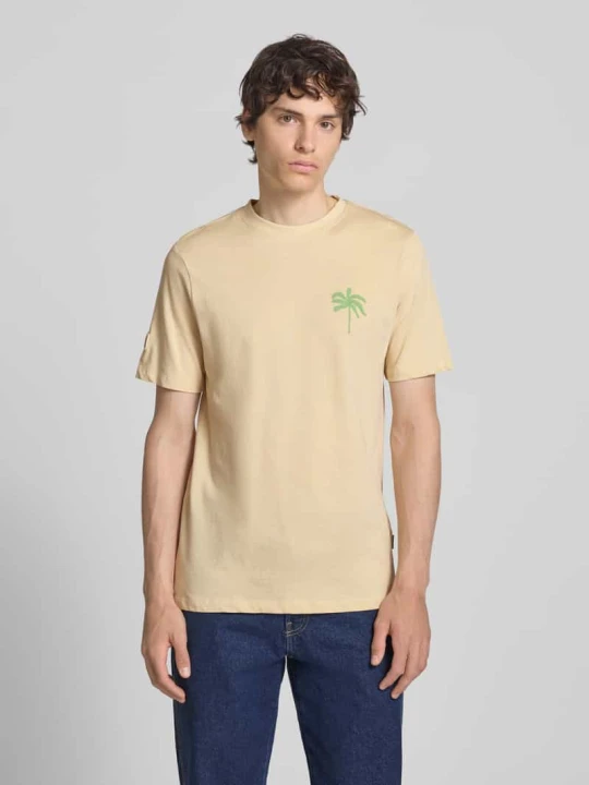 Zdjęcie produktu t-shirt z nadrukiem z motywem model 'SUN PALMS' Blend Piaskowy