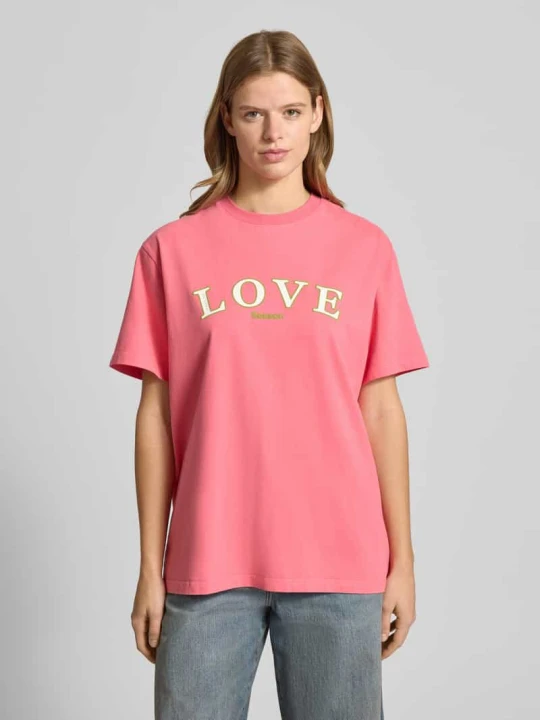 Zdjęcie produktu T-shirt z nadrukiem z napisem i okrągłym dekoltem Oh April Brudnoróżowy
