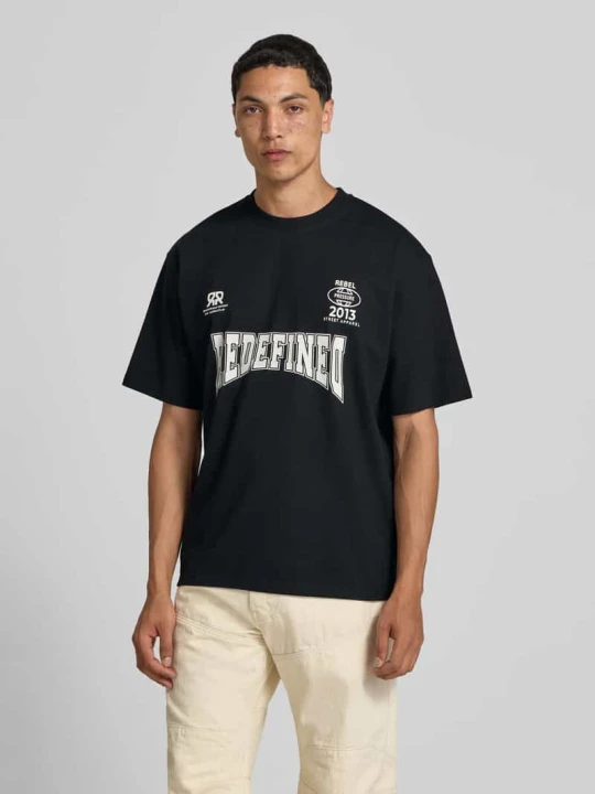 Zdjęcie produktu T-shirt z nadrukiem z napisem i okrągłym dekoltem Redefined Rebel Czarny
