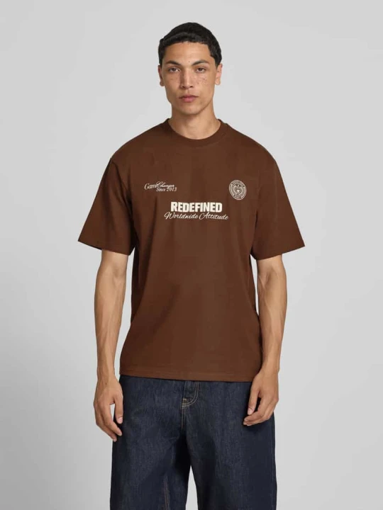 Zdjęcie produktu T-shirt z nadrukiem z napisem i okrągłym dekoltem Redefined Rebel Średniobrązowy