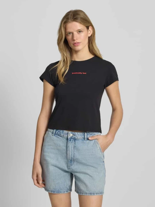 Zdjęcie produktu T-shirt z nadrukiem z napisem i okrągłym dekoltem REVIEW Czarny