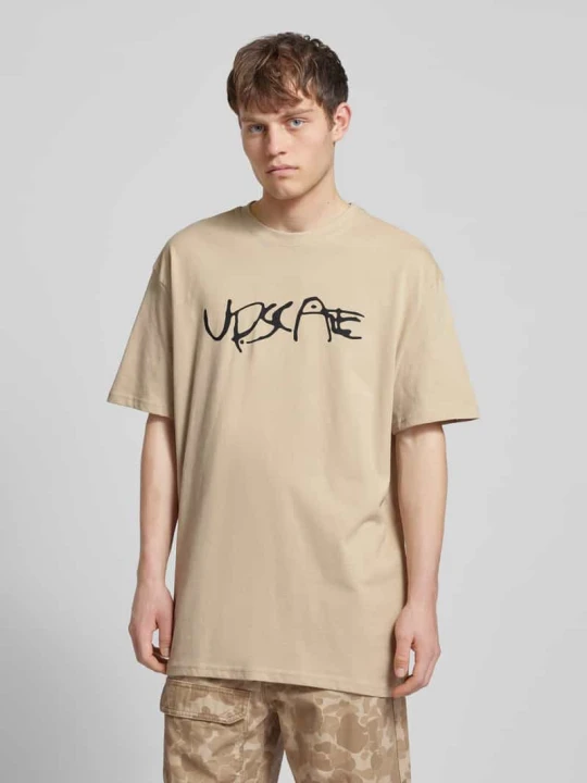 Zdjęcie produktu t-shirt z nadrukiem z napisem model 'GIZA' Mister Tee Piaskowy