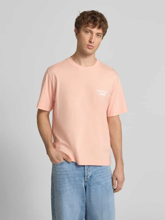Zdjęcie produktu t-shirt z nadrukiem z napisem model 'NORREBRO' Jack&Jones Morelowy