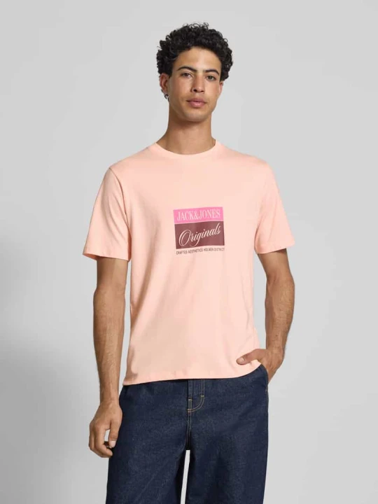 Zdjęcie produktu t-shirt z nadrukiem z napisem model 'RHYERES' Jack&Jones Morelowy