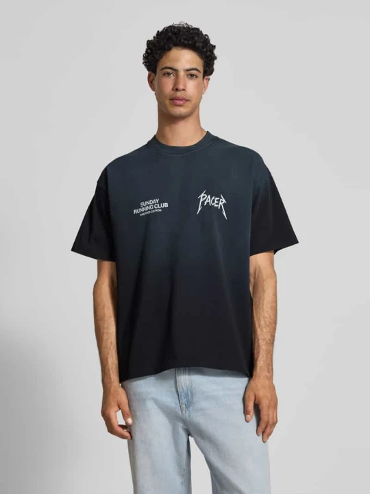 Zdjęcie produktu t-shirt z nadrukiem z napisem model 'SRC® Pacer' Another Cotton Lab Czarny