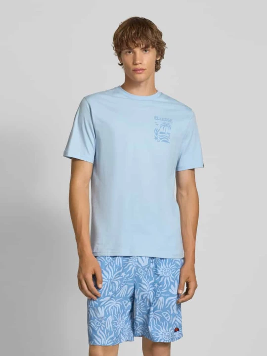 Zdjęcie produktu T-shirt z nadrukowanym motywem i logo model ‘TROPICOSA’ Ellesse Jasnoniebieski