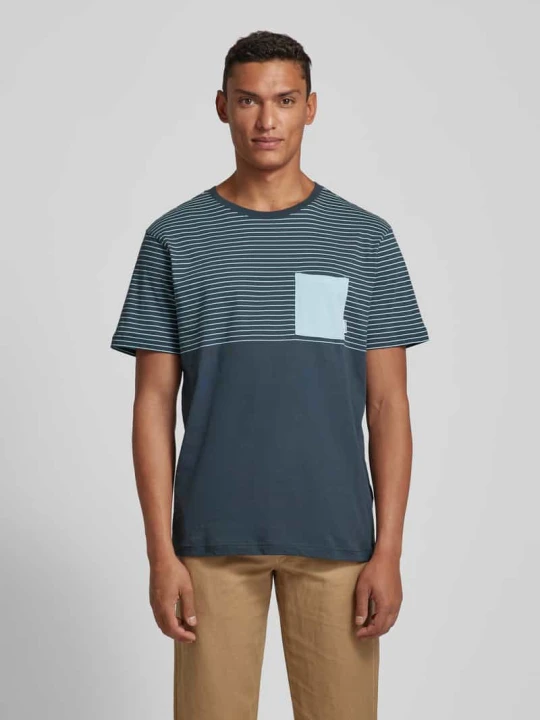 Zdjęcie produktu T-shirt z nakładaną kieszenią na piersi model ‘Felton’ Mazine Ciemnoniebieski