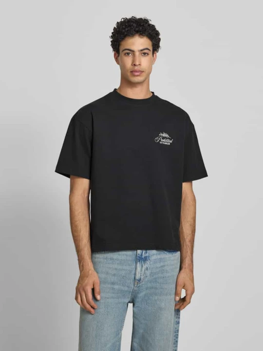 Zdjęcie produktu T-shirt z naszywanymi detalami z logo i okrągłym dekoltem PROHIBITED Czarny