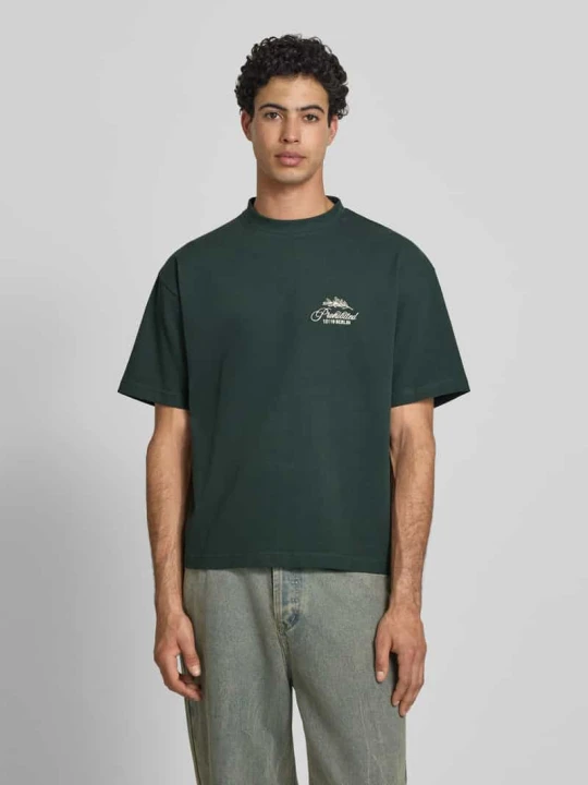 Zdjęcie produktu T-shirt z naszywanymi detalami z logo i okrągłym dekoltem PROHIBITED Ciemnozielony