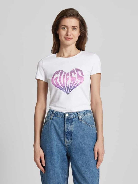 Zdjęcie produktu T-shirt z obszyciem kamieniami stras model ‘HEART’ Guess Biały