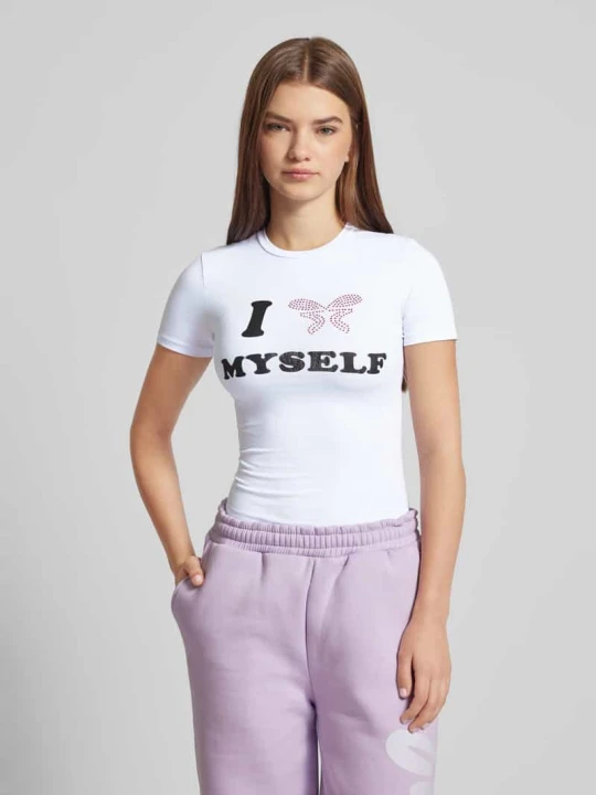 Zdjęcie produktu T-shirt z obszyciem kamieniami stras model ‘Love Yourself'’ Felicious Biały