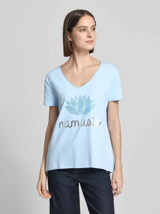 Zdjęcie produktu t-shirt z obszyciem ozdobnymi kamieniami model 'Namaste' Miss Goodlife Jasnoniebieski