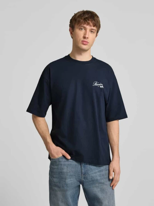 Zdjęcie produktu T-shirt z okrągłym dekoltem i nadrukiem z logo labelu REVIEW Granatowy