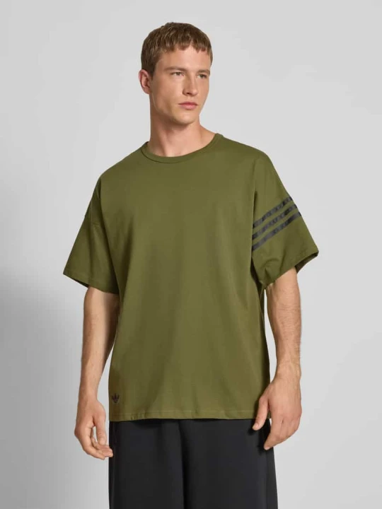 Zdjęcie produktu T-shirt z okrągłym dekoltem i wyhaftowanym logo adidas Originals Oliwkowy
