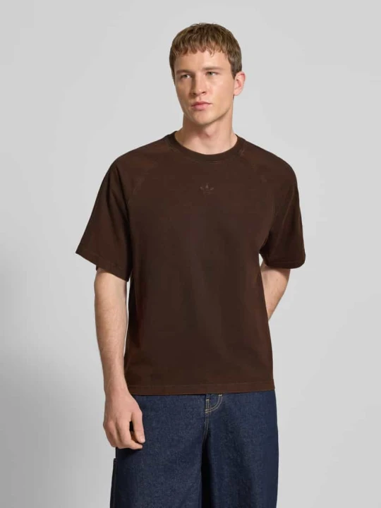 Zdjęcie produktu T-shirt z okrągłym dekoltem i wyhaftowanym logo adidas Originals Ciemnobrązowy