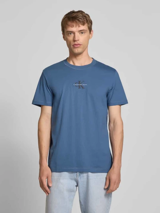 Zdjęcie produktu T-shirt z okrągłym dekoltem i wyhaftowanym logo Calvin Klein Jeans Jeansowy niebieski