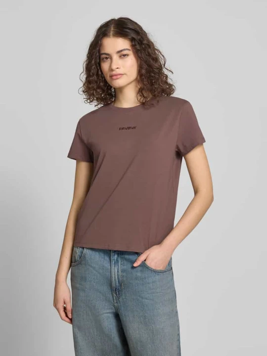 Zdjęcie produktu T-shirt z okrągłym dekoltem i wyhaftowanym logo REVIEW Ciemnobrązowy