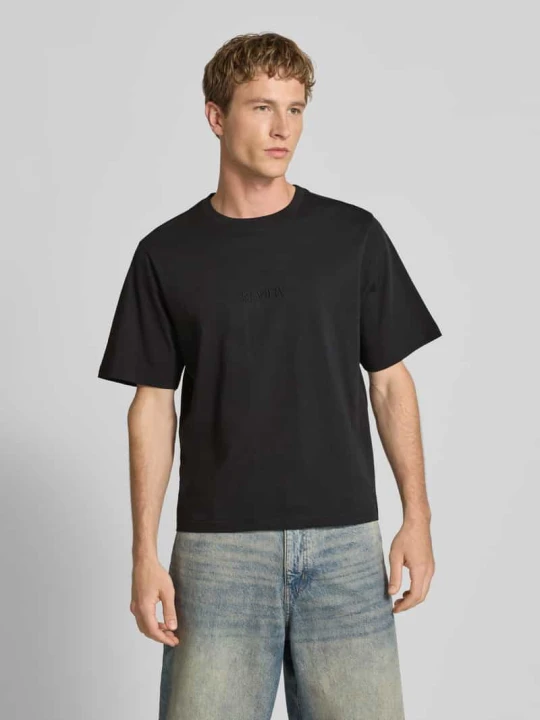 Zdjęcie produktu T-shirt z okrągłym dekoltem i wyhaftowanym logo REVIEW Czarny