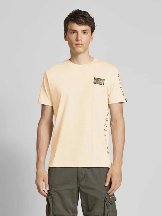 Zdjęcie produktu T-shirt z okrągłym dekoltem model ‘Camo Sleeve’ Alpha Industries Złamany biały