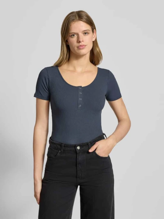 Zdjęcie produktu T-shirt z krótką listwą z zatrzaskami model ‘KITTE’ Pieces Ciemnoniebieski