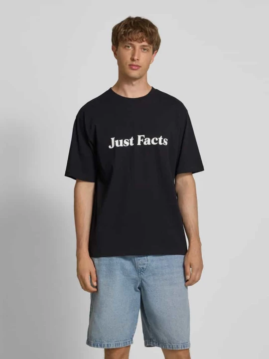 Zdjęcie produktu T-shirt z prążkowanym okrągłym dekoltem REVIEW Czarny