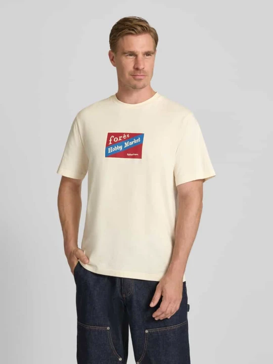 Zdjęcie produktu T-shirt z bawełny z nadrukiem z motywem Model „HOBBY” Forét Złamany biały