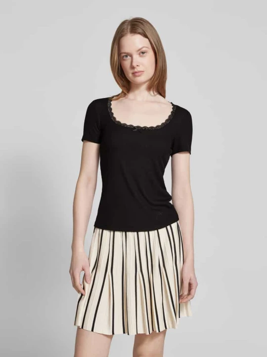 Zdjęcie produktu T-shirt z wiązanym detalem model ‘LIA’ Guess Czarny