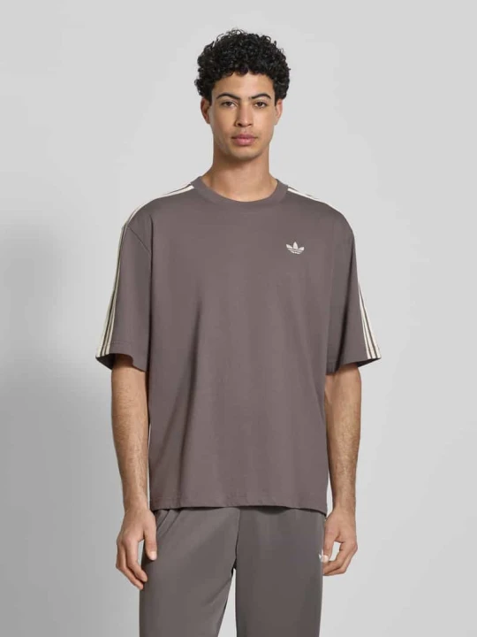 Zdjęcie produktu T-shirt z wyhaftowanym logo adidas Originals Orzechowy