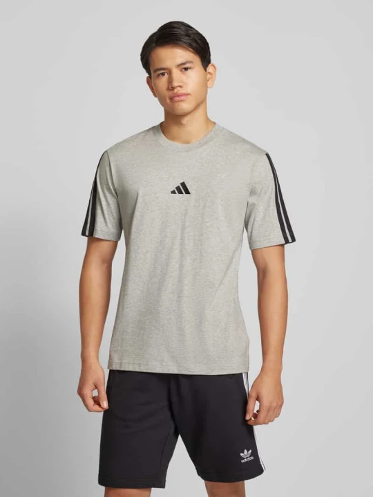 Zdjęcie produktu T-shirt z wyhaftowanym logo Adidas Jasnoszary