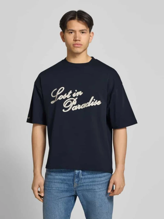 Zdjęcie produktu t-shirt z wyhaftowanym logo i napisem REVIEW Granatowy