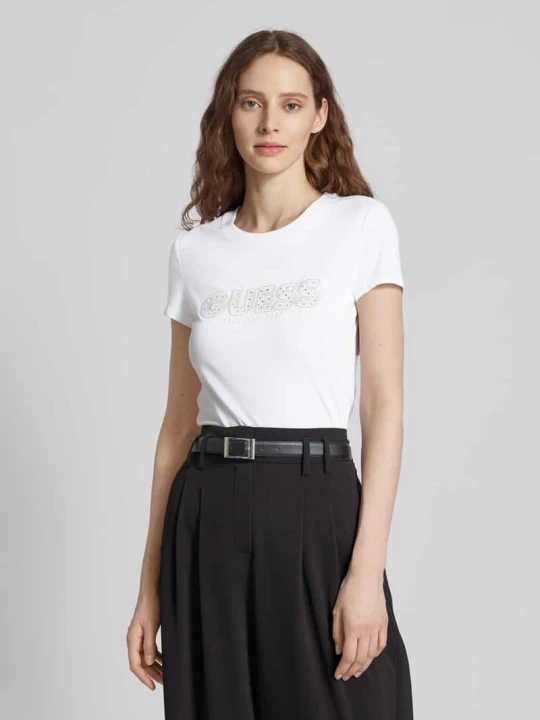 Zdjęcie produktu T-shirt z wyhaftowanym logo i obszyciem ozdobnymi kamieniami Guess Biały