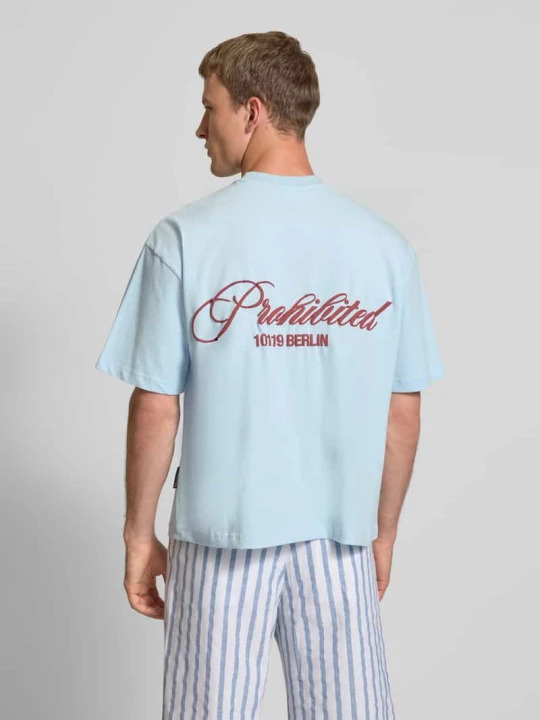 Zdjęcie produktu T-shirt z wyhaftowanym logo i okrągłym dekoltem PROHIBITED Jasnoniebieski