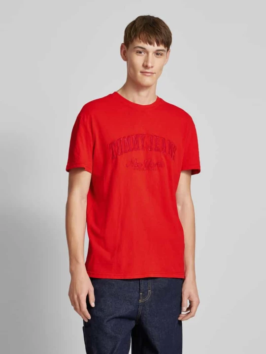 Zdjęcie produktu T-shirt z wyhaftowanym logo Tommy Jeans Czerwony