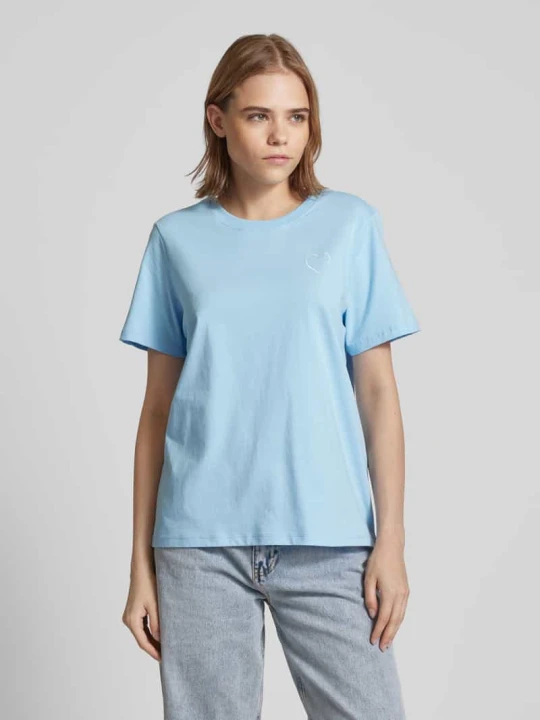 Zdjęcie produktu T-shirt z wyhaftowanym motywem model ‘RIA’ Pieces Jasnoniebieski
