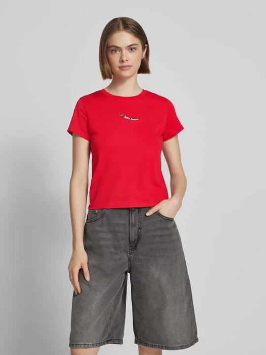 Zdjęcie produktu T-shirt z wyhaftowanym motywem REVIEW Wiśniowy