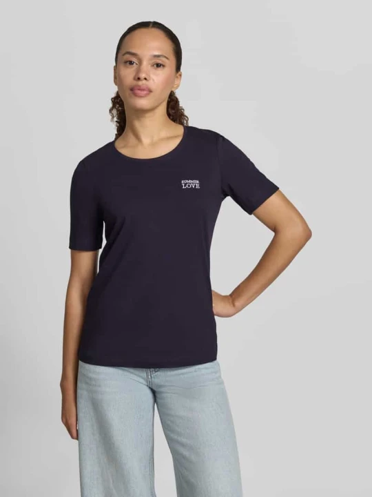 Zdjęcie produktu t-shirt z wyhaftowanym napisem i okrągłym dekoltem Christian Berg Ciemnoniebieski