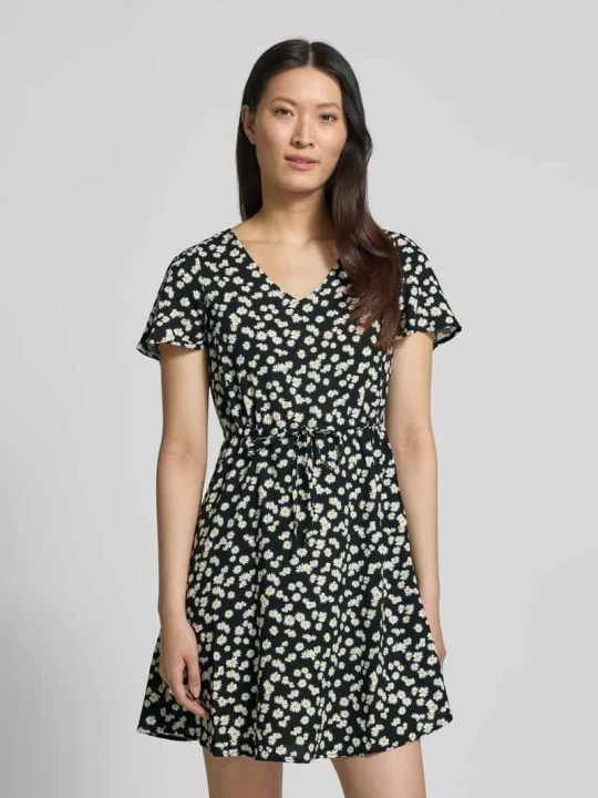 Zdjęcie produktu Taliowana sukienka casualowa z czystej wiskozy model 'EASY JOY' Vero Moda Czarny
