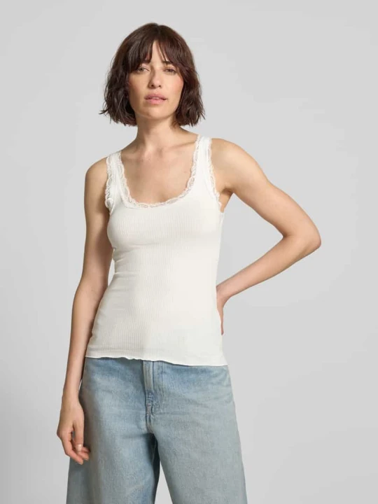 Zdjęcie produktu Tank top o kroju slim fit z mieszanka bawełny ekologicznej model 'NANA' Vero Moda Złamany biały