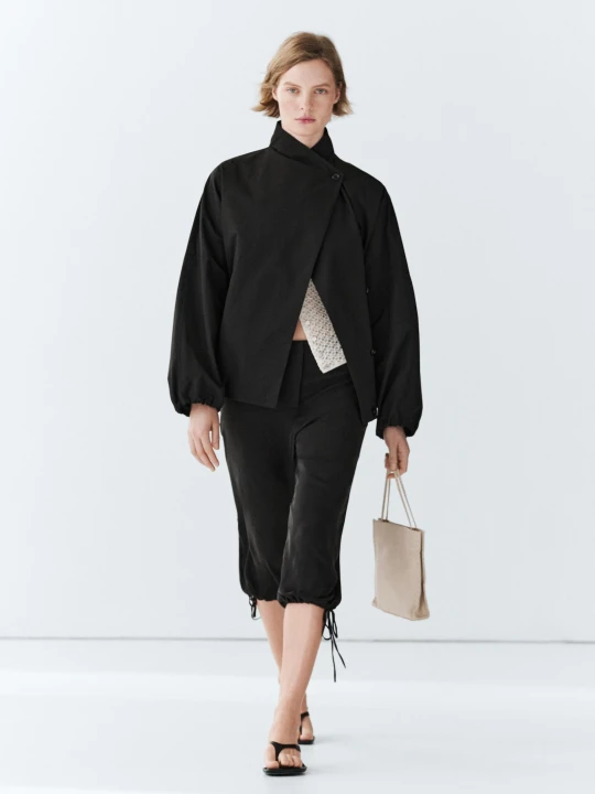 Zdjęcie produktu Techniczna Kurtka Z Domieszką Bawełny I Zapięciem Z Boku - Czarny - Massimo Dutti - Female